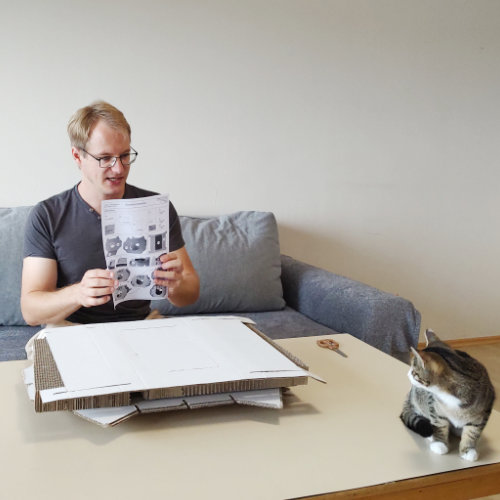 Die 1-seitige Anleitung zu haben ist nützlich. Am besten sortierst du alle Stücke und stanzt sie aus.