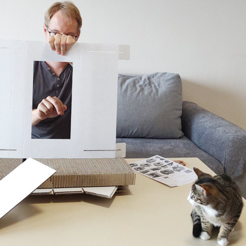 Stanze die Teile des Karton Katzenhauses aus und sortiere sie mithilfe der Anleitung. So weißt du Bescheid, wann du welches Teil brauchst.