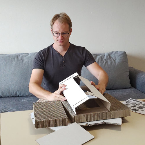 Falte die Umhüllung der Kratzmatte einmal vor. Dann siehst du genau wie die Kratzmatte reinpasst.