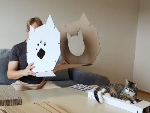 Bringe die Seitenteile des Katzenhauses an der unteren Platte des Katzenhauses an.