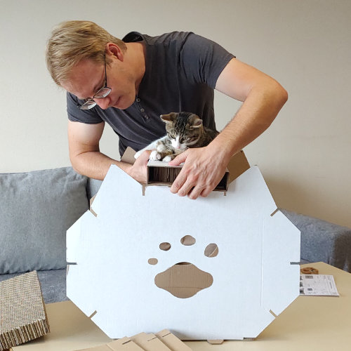 Steck die Kratzmatte auf und schon ist das Haus stabil und du kannst stabil arbeiten.