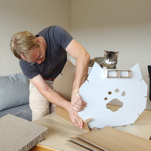 Falte jetzt die 4 Seitenteile einer Seite ein. Das Katzenohr ist leicht größer und anders gefaltet. Verwechsel das am besten mit keinem anderen Teil.