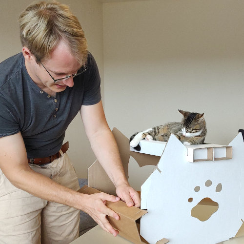 Die Seitenteile lassen sich mit 2x falten einsetzen und machen das Katzenhaus stabil und angenehm dunkel.