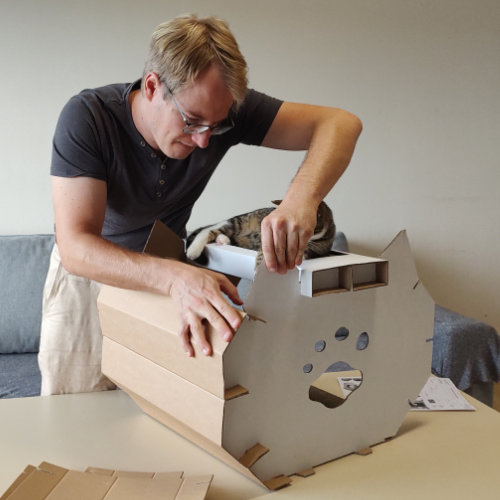 Seitenteile nach und nach einfalten bis die Seite vollständig ist. Vorsicht, das Katzenohr ist leicht größer und anders gefaltet. Lege diese am besten am Anfang beiseite.