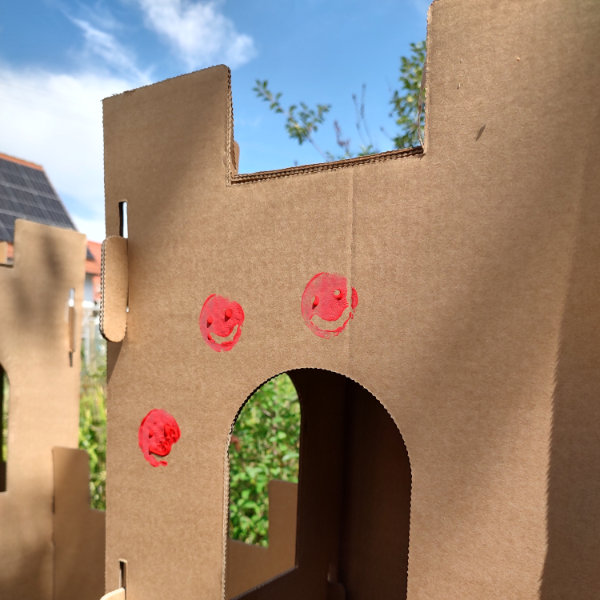 Kartonburg bemalt mit Stempeln die in Fingerfarbe getaucht wurde.