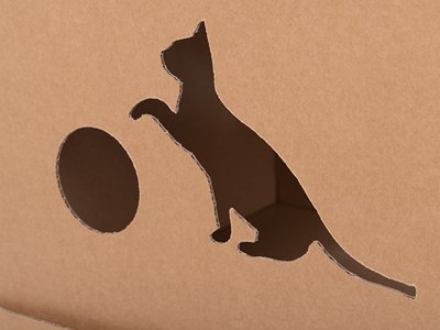 Katzenhaus Scott mit verspielten Katzenmotiven Katzenfenster in Form einer Katze die mit einem Wollknäuel spielt.
Das Katzenhaus Scott aus Karton hat viele solche verspielte Katzenmotive als Fenster und Gucklöcher für deine Katze.