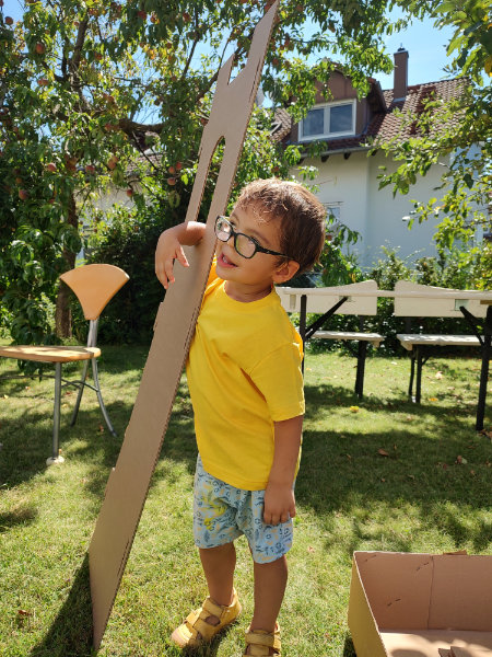 Das erste Teil zum Aufbau der Kinderburg aus Pappe am 3 Geburtstag von Mateo.