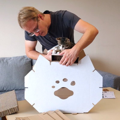 Jetzt kannst du das fertige Kratzmatten-Paket auf das Katzenhaus Astaire aufstecken.