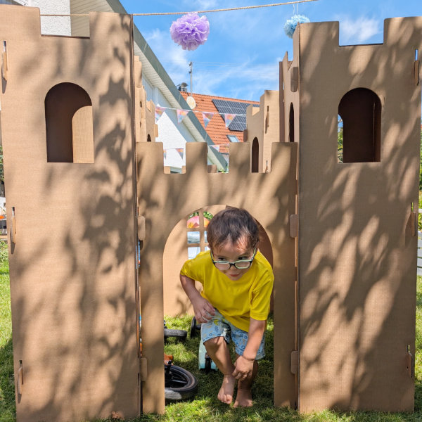 aufgebaute Spielburg wird intensiv erkundet und bespielt.
