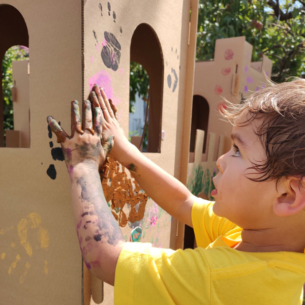 Bemalung der Kartonburg mit unterschiedlichsten Fingerfarben und Stempeln. Stundenlanger Spaß für Kinder.